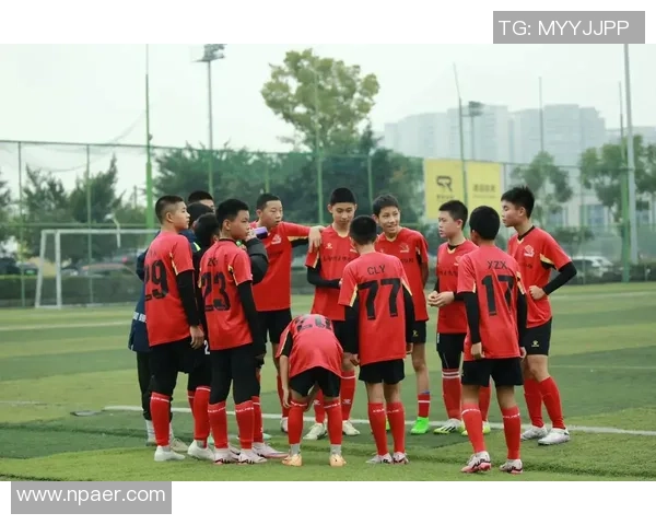 足球星二代颜值超高继承父亲基因 球场外的帅气与魅力并存